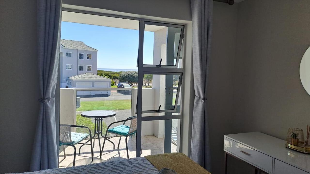 Breezy Sunny Apartment